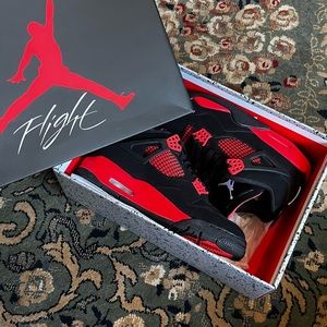 Jordan red thunders. Size 7.5 in mens and 9 in womens.Brand new only worn once.